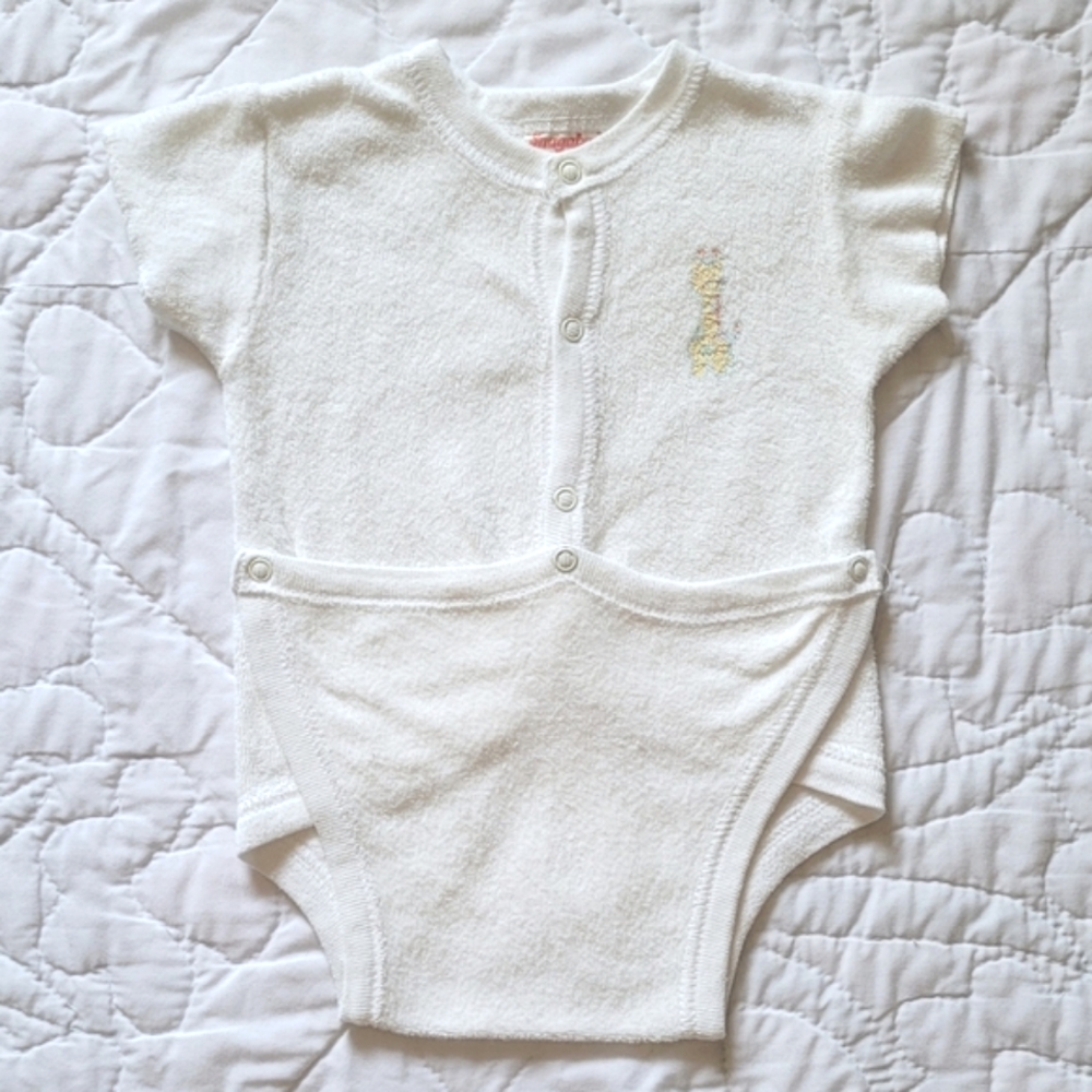 10/$20 ❄️ Snugabye Onesie